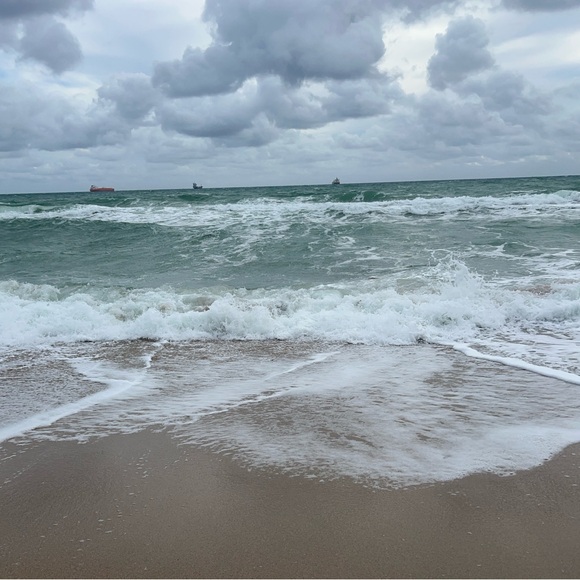 Meet your Posher, Val Luxe - Picture 2 of 3